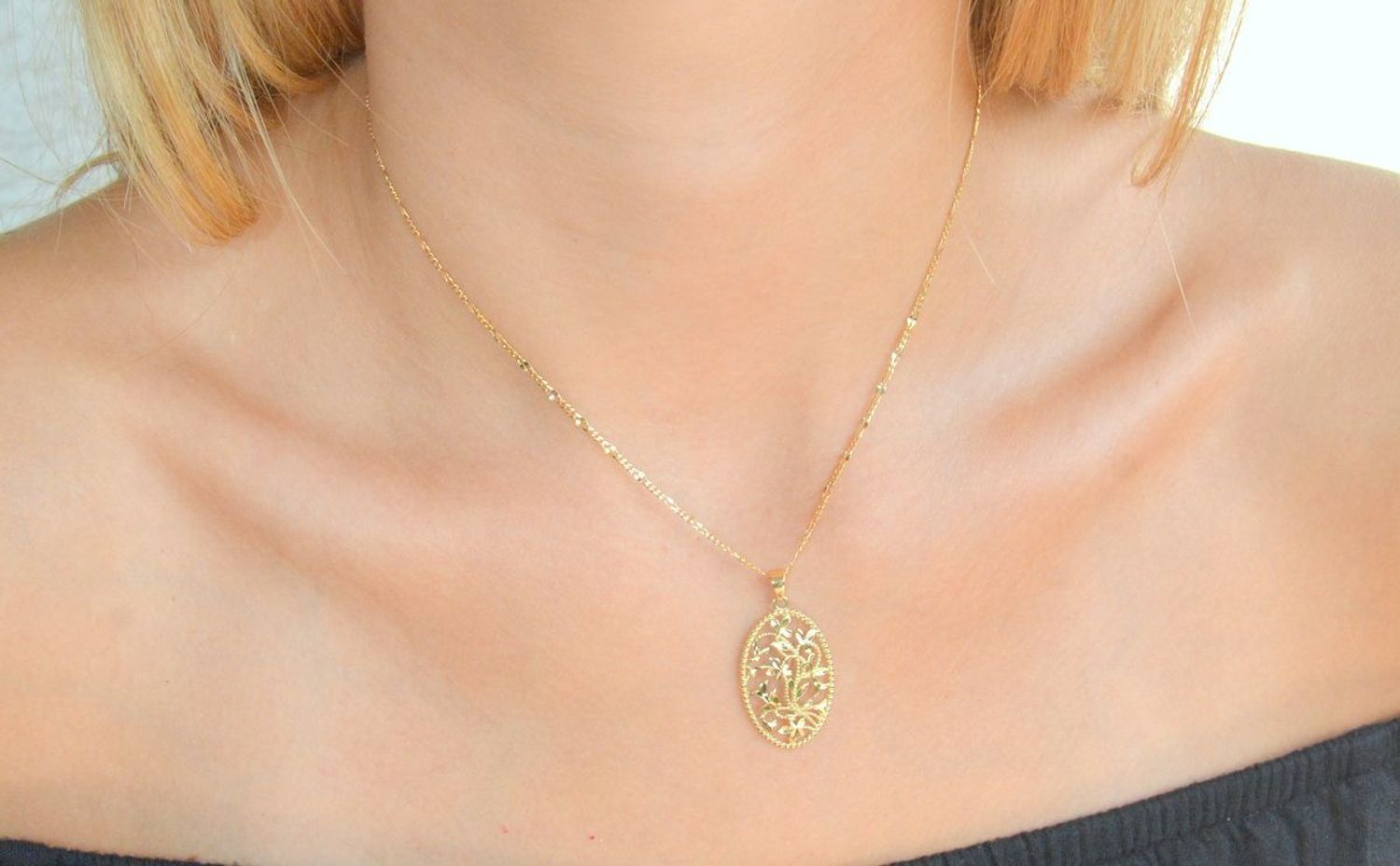 Złota zawieszka 375 owalna z ozdobnym motywem kwiatów ZA 5935 375. Złota zawieszka 375. Złoty wisiorek owalna. Złota zawieszka damska. Zawieszka damska  próby 375. Złota zawieszka na prezent..jpg